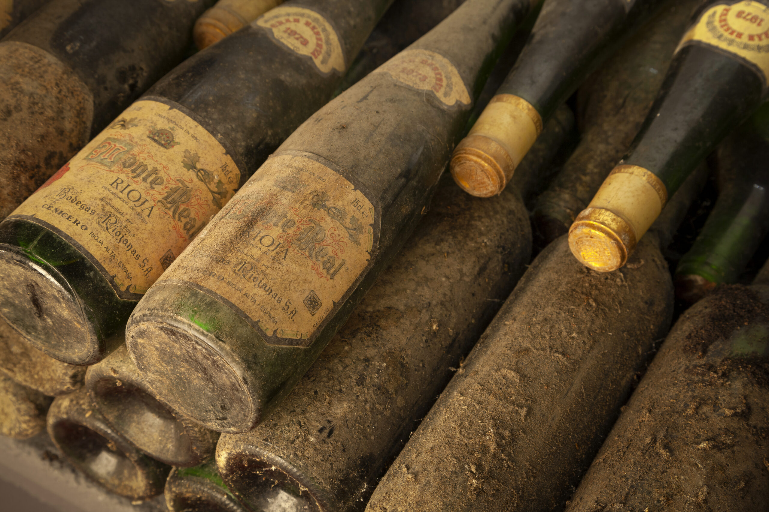 Vintae abre un nuevo capítulo para Bodegas Riojanas 4 Bodegas Riojanas Botellas antiguas scaled