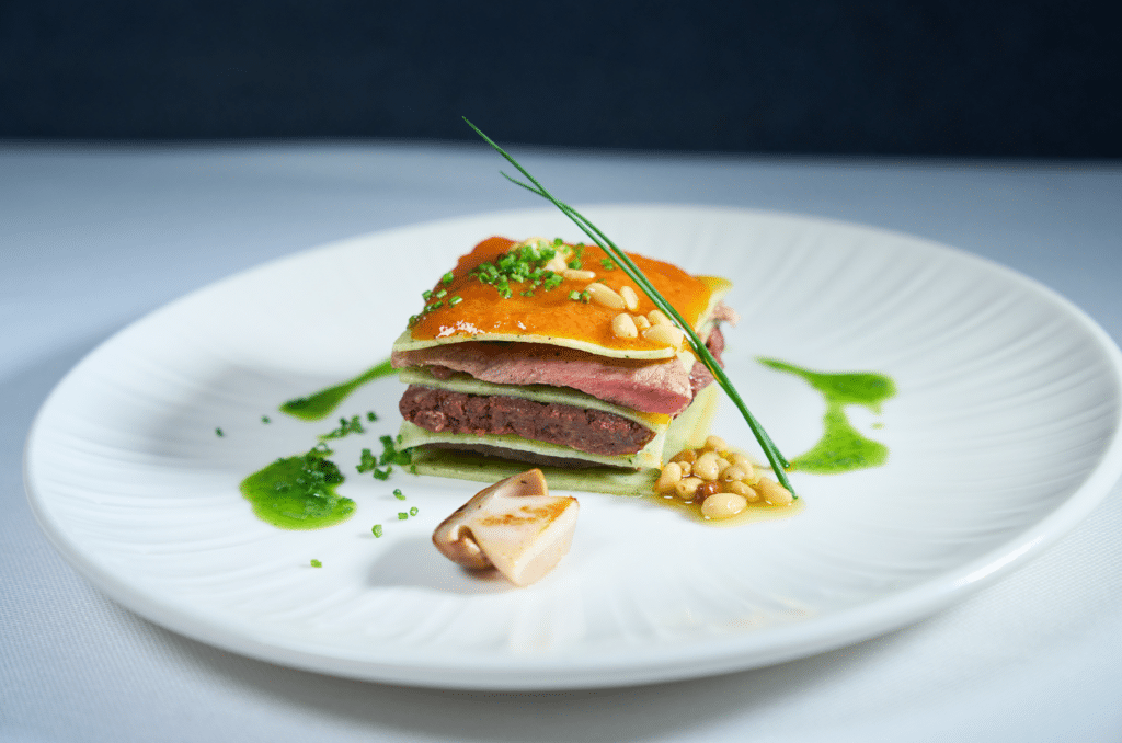 Cinco Jotas By: una mesa de tradición y gastronomía firmada por Luis Roger 3 LASANA
