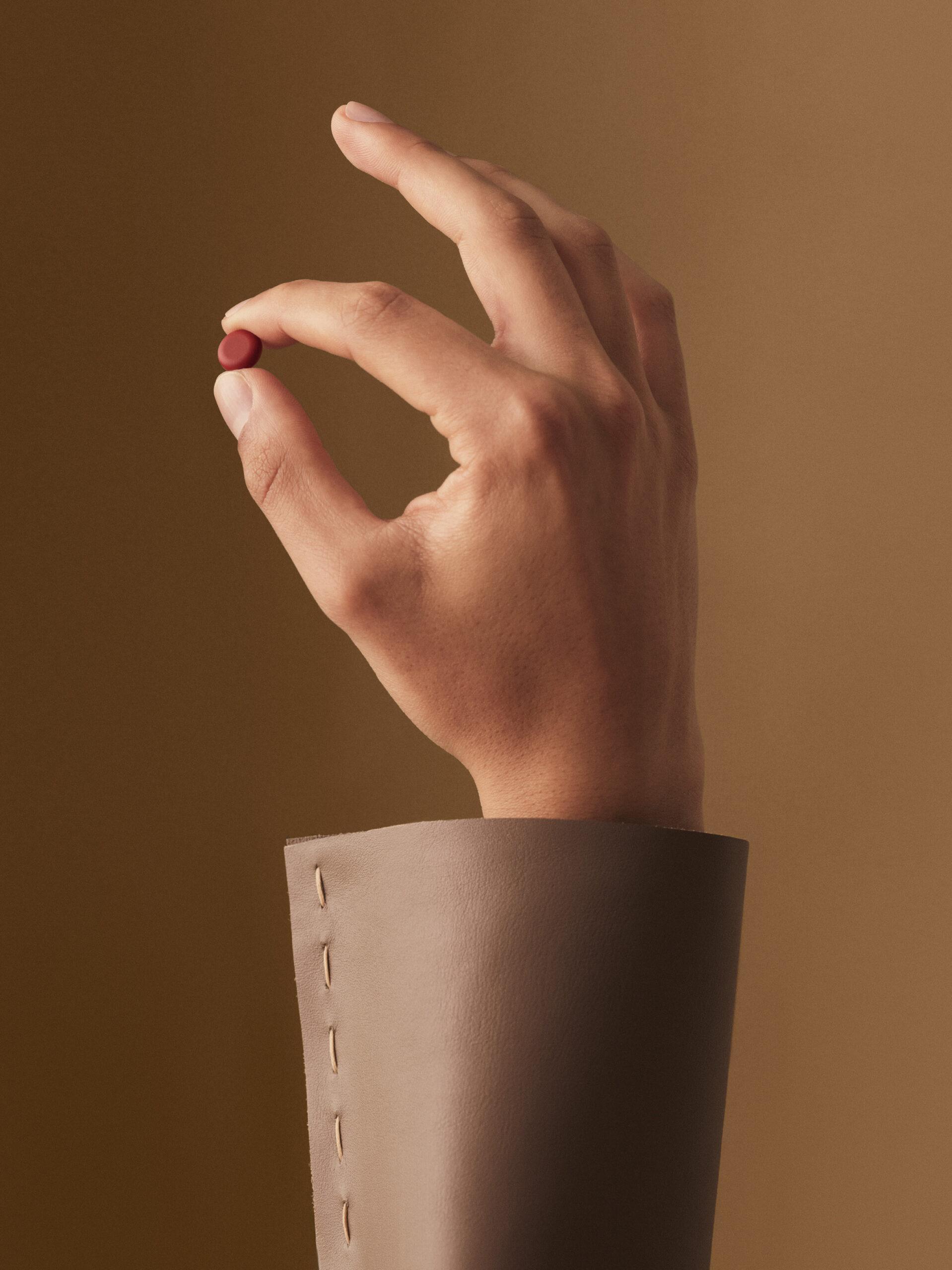 TOD S THE ART OF CRAFTSMANSHIP PRE FALL 27 AD CAMPAIGN IMAGE 2 scaled