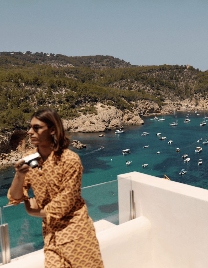 Ibiza a fuego lento: una noche colombiana frente al Mediterráneo 3 Captura de pantalla 2026 08 19 a las 12.32.17
