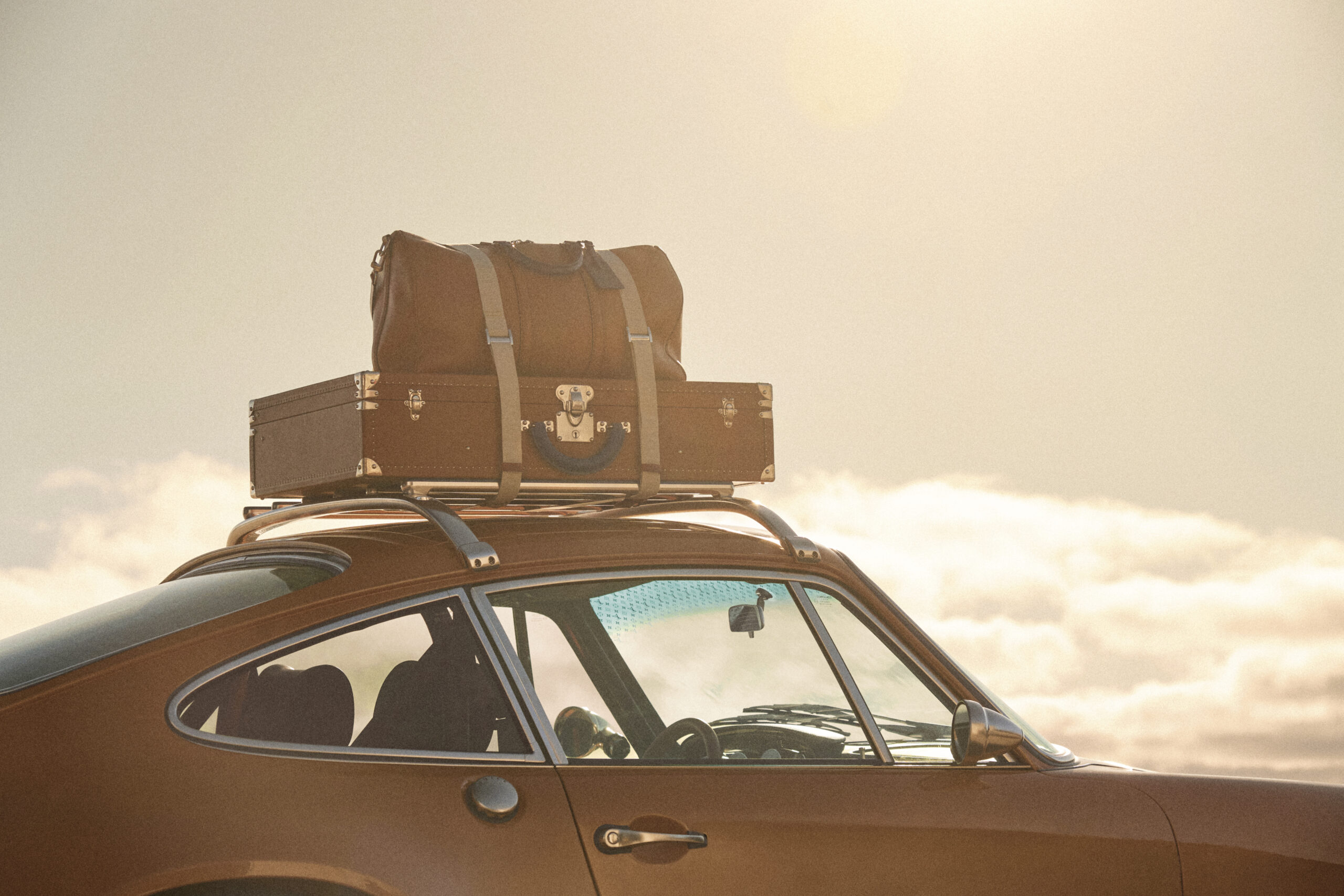 Louis Vuitton y Singer reinventan el Porsche 911 como un manifiesto del Art of Travel 4 Porsche 911 Reimagined by Singer Classic 15 scaled