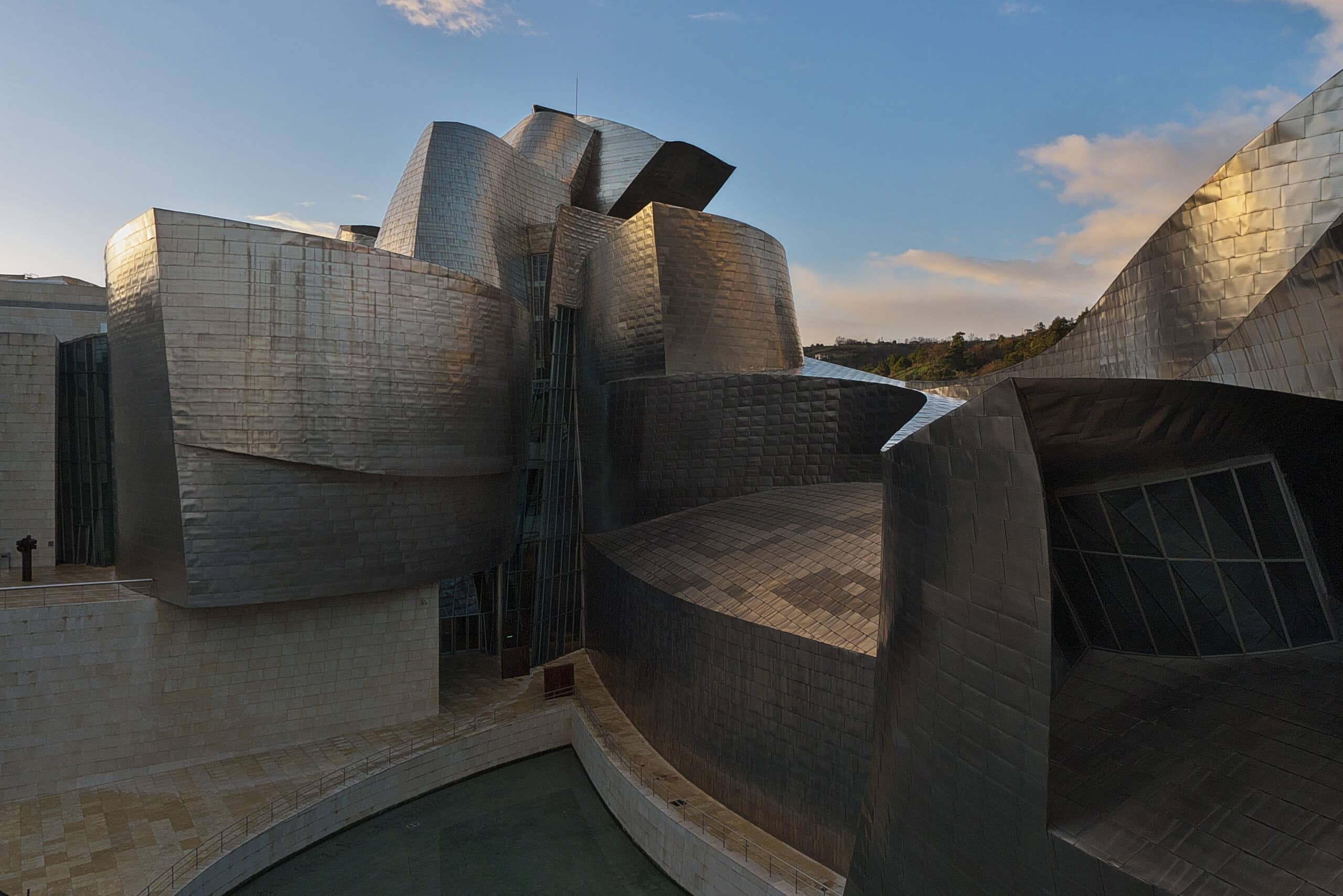 VIA DESCARGAR FOTO — Guggenheim Bilbao CREDITOS Credito Jose Luis Filpo Cabana Wikimedia Commons — CC BY 3.0 scaled