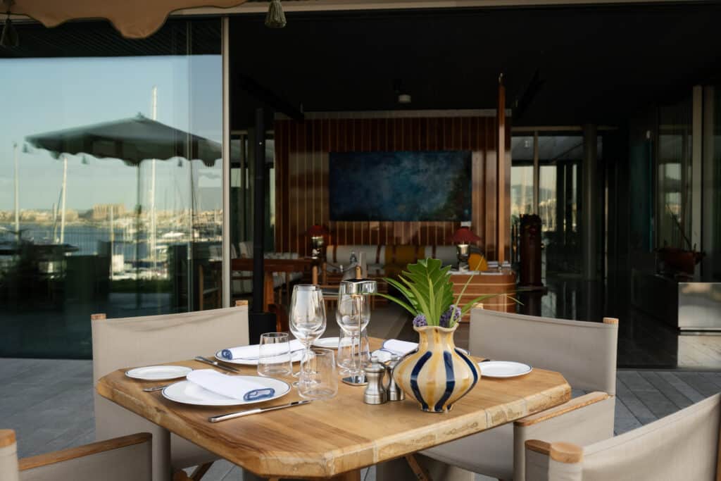 Una mesa suspendida entre la bahía y el horizonte de Palma 4 Azotea Club de Mar00001