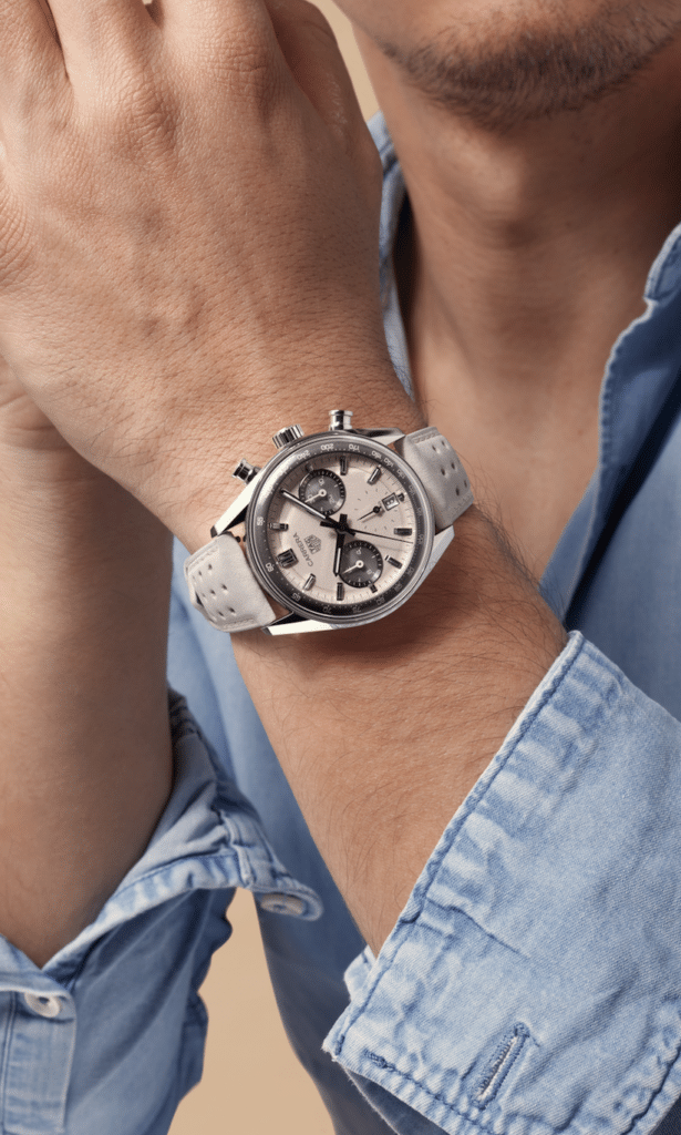 TAG Heuer Carrera Chronograph define el tono arena del verano 3 Captura de pantalla 2026 09 02 a las 10.46.56