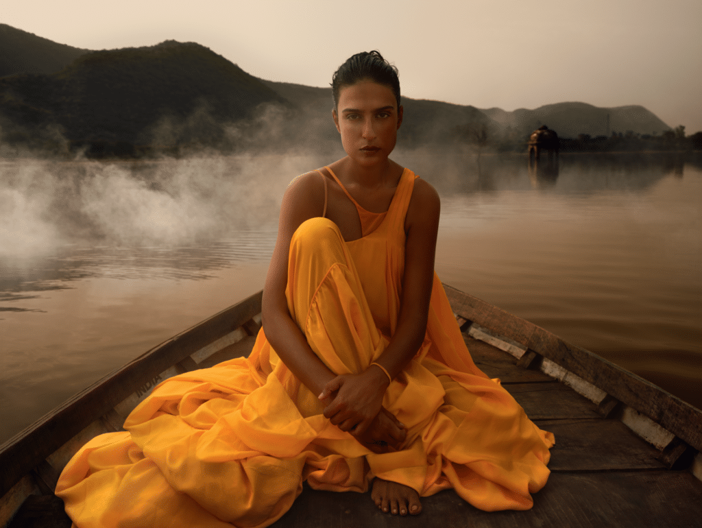 La India en tres actos: el tiempo, la calle y la memoria en el Calendario Pirelli 2027 2 03 AVANI RAI by Solve Sundsbo