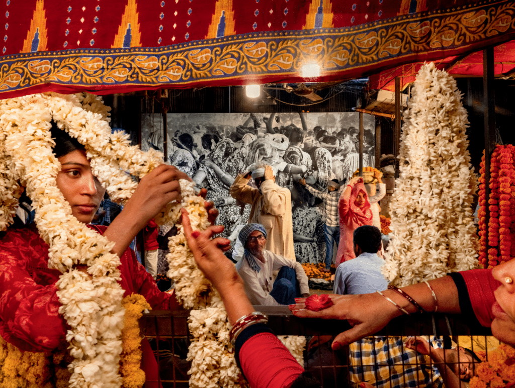 La India en tres actos: el tiempo, la calle y la memoria en el Calendario Pirelli 2027 7 03 FLOWER MARKET by AVANI RAI