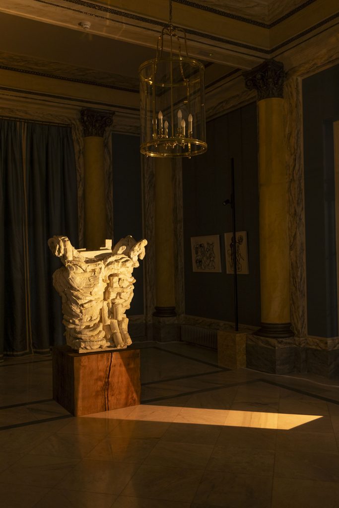 Obra Thomas Houseago intervenida con la luz de POLIGHT 1 683x1024 1