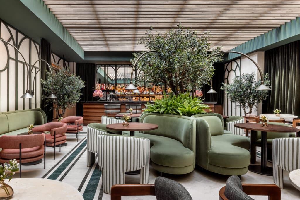 El lobby como escenario de la vida urbana 2 TOTEM MADRID